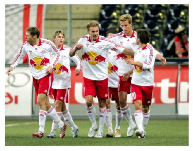 오스트리아 프로축구 레드불 찰츠부르크 선수들 모습. 두 팀 모두 오스트리아 에너지음료 업체 레드불의 스폰서를 받고 있어 유니폼에 두 마리 황소가 정면 충돌하는 엠블럼을 사용하고 있다. 