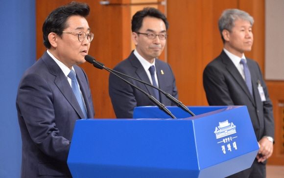 전병헌 정무수석과 하승창 사회혁신 수석, 김수현 사회부석