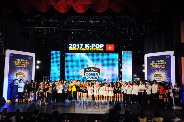 지난 6일(현지시각) 베트남 호찌민시 벤탄극장에서 열린 2017 케이팝 커버댄스 페스티벌이 끝난 뒤 시상식이 진행되고 있다. 베트남 지역 우승팀을 포함해 10여개국 우승팀이 참가하는 최종 결선은 이달 31일부터 다음달 5일까지 서울에서 열린다.