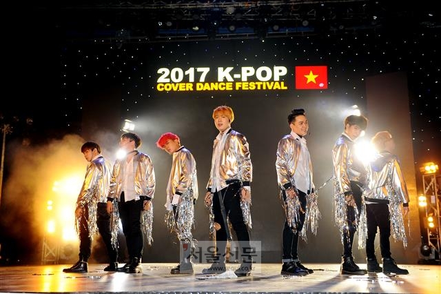 2017 케이팝 커버댄스 페스티벌에서 슈퍼노바팀이 퍼포먼스를 펼치고 있다. 슈퍼노바팀은 아이돌그룹 방탄소년단의 노래에 맞춰 칼군무를 선보여 이날 공연을 펼친 16개팀 가운데 우승을 차지했다.