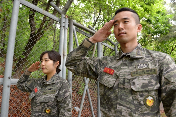 해병대사령부가 해병대 최초로 남매 중대장이 같은 부대에서 근무하고 있다고 14일 소개했다. 사진은 해병대 제2사단에서 근무하는 김유신(오른쪽) 대위와 동생 김유선 대위가 경례를 하고 있는 모습. 해병대 제공