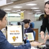 “비번 잊어버렸다구요? 손바닥 주세요“ 국민은행, 창구서도 정맥인증 도입