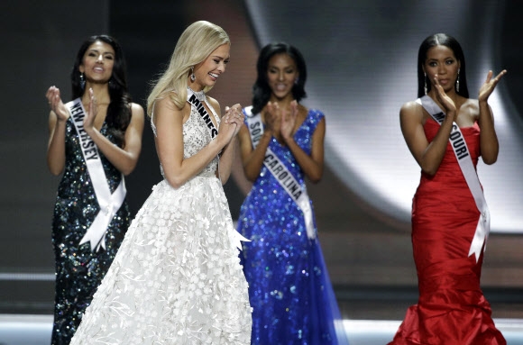 미스 미네소타 USA Meridith Gould가 14일(현지시간) 미국 네바다주 라스베이거스에서 열린 ‘미스 USA 콘테스트’중 ‘top 5’에 들고 기뻐하고 있다. AP 연합뉴스