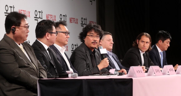 봉준호 감독이 15일 서울 광화문 포시즌스호텔에서 열린 기자간담회에서 신작 ‘옥자’에 대해 설명하고 있다. 왼쪽부터 서우식·김태완·최두호 프로듀서, 봉 감독, 테드 서랜도스 넷플릭스 콘텐츠 최고 책임자, 제이미 클라이너 플랜B 프로듀서, 김우택 뉴 총괄대표. 연합뉴스