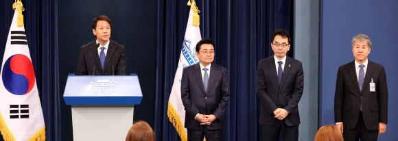 김수현(오른쪽) 사회수석. 연합뉴스