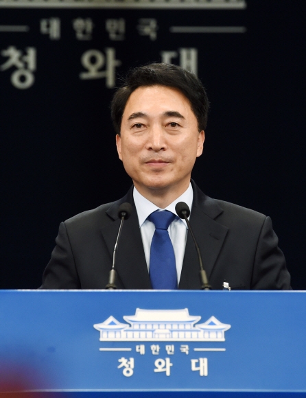 박수현 신임 청와대 대변인이 16일 춘추관에서 인사말을 하고 있다.  안주영 기자 jya@seoul.co.kr