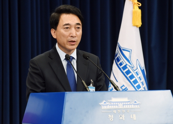 박수현 신임 청와대 대변인이 16일 춘추관에서 인사말을 하고 있다.  안주영 기자 jya@seoul.co.kr