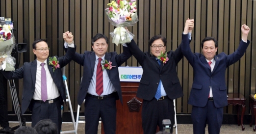 [서울포토] 더불어민주당 새 원내지도부 선출