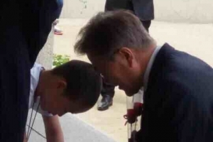 사인 종이 찾는 어린이 옆에 쪼그려 앉아 기다린 문 대통령