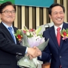 [서울포토] 축하 꽃다발 받는 우원식 더불어민주당 신임 원내대표
