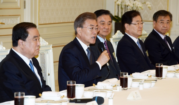 문재인 대통령이 16일 청와대에서 주요국 특사단과의 오찬을 주재하고 있다.  안주영 기자 jya@seoul.co.kr