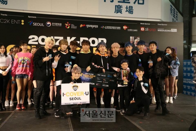 빅플로 멤버들이 ‘2017 케이팝 커버댄스 페스티벌 인 홍콩’의 우승자와 함께 기념 촬영을 하고 있다.