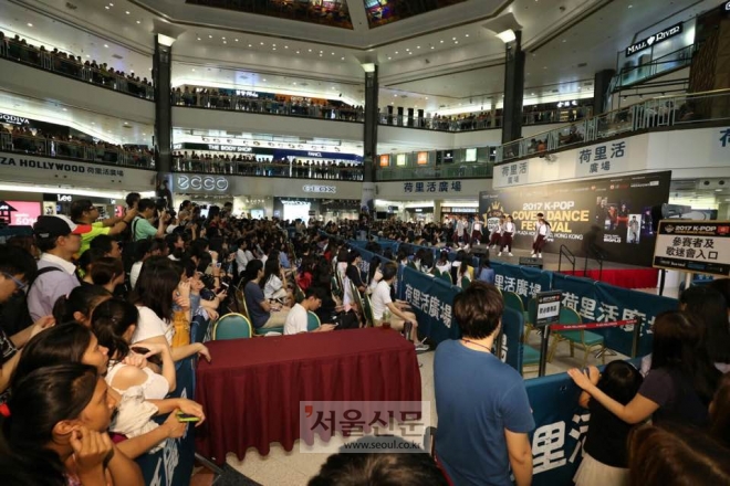 지난 13일 홍콩의 플라자 헐리우드에서 열린 ‘2017 케이팝 커버댄스 페스티벌’을 관람하기 위해 행사장을 가득 메운 3,000여 명의 관객