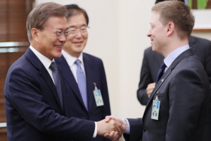 美백악관 보좌관 “한국의 부드러운 정권교체 감명···질투날 정도”