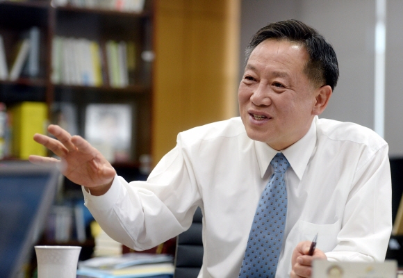 차성수 금천구청장이 공직자의 최고 덕목에 대해 “주민들에게 새로운 비전과 꿈을 제시하고 공공기관에 대한 신뢰를 굳건히 다지는 것”이라고 말하고 있다. 강성남 선임기자 snk@seoul.co.kr