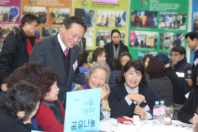 차성수 금천구청장이 지난 2월 독산4동 주민센터에서 열린 마을총회에 참석해 사업 계획을 발표하는 주민들의 이야기를 듣고 있다. 금천구 제공