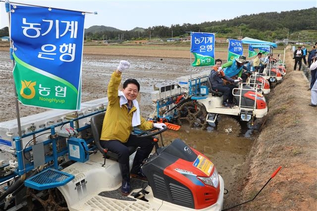 김병원(왼쪽) 농협중앙회장이 16일 전남 나주 동강면에서 ‘벼 직파 재배’ 시연을 하기에 앞서 파이팅을 외치고 있다. 농협중앙회 제공