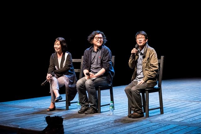 지난 13일 개막 공연 후 진행된 관객과의 대화에서 박근형(오른쪽)연출이 질문에 답하고 있다. 남산예술센터 제공
