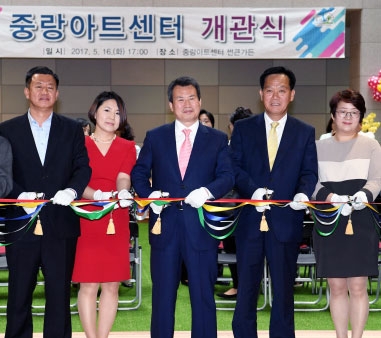 나진구(가운데) 서울 중랑구청장과 박소현(왼쪽 두 번째) 중랑아트센터 관장, 중랑구의원, 문화예술인들이 16일 중랑아트센터 개관식에 참석해 축하 테이프를 자르고 있다. 강성남 선임기자 snk@seoul.co.kr