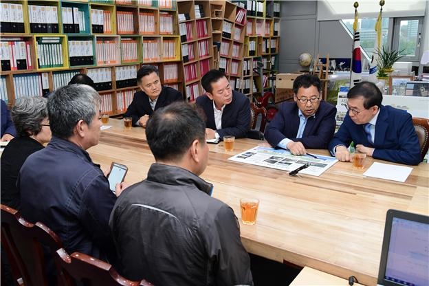 강감창 서울시의원(건너편 오른쪽 두번째)이 16일 석촌시장 노점상 대표들과 함께 박원순 서울시장(강 의원 오른쪽)을 면담, 노점상 존치 방안에 대해 논의하고 있다.