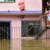 [포토] 범람한 강물 피해 계단에 서 있는 콜롬비아 가족