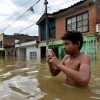 [포토] 홍수 속에서 휴대전화를 확인하는 콜롬비아의 한 남성