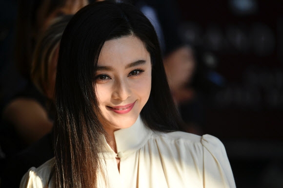 중국 배우 판빙빙이 제70회 칸국제영화제 개막식을 하루 앞둔 16일(현지시간) 프랑스 칸의 그랜드 하얏트 칸 호텔 마르티네에 도착해 포즈를 취하고 있다. 판빙빙은 이번 칸국제영화제 경쟁부문 심사위원으로 선정됐다. AFP 연합뉴스