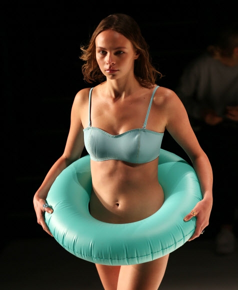 17일(현지시간) 호주 시드니에서 열린 ‘메르세데스-벤츠 수영복 패션 위크’에서 모델이 더스키의 의상을 선보이고 있다. EPA 연합뉴스
