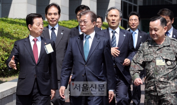 국방부 순시에 나선 문재인 대통령이 17일 오후 국방부 회의실에 행사를 마친뒤 합동참모본부로 향하고 있다. 안주영 기자 jya@seoul.co.kr