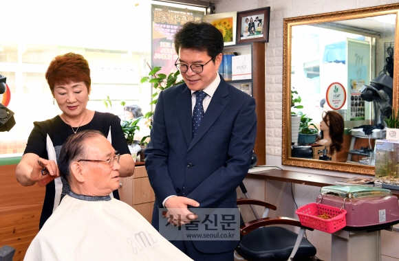 정원오(오른쪽) 성동구청장이 17일 ‘효사랑 멋집’ 현판식 이후 방문자미용실의 첫 고객인 임인수(왼쪽) 대한노인회 성동구지회장과 ‘효행 장려 지원 사업’에 대해 얘기를 나누고 있다. 강성남 선임기자 snk@seoul.co.kr