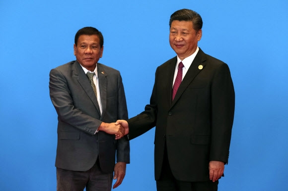 로드리고 두테르테 필리핀 대통령(왼쪽). AP 연합뉴스