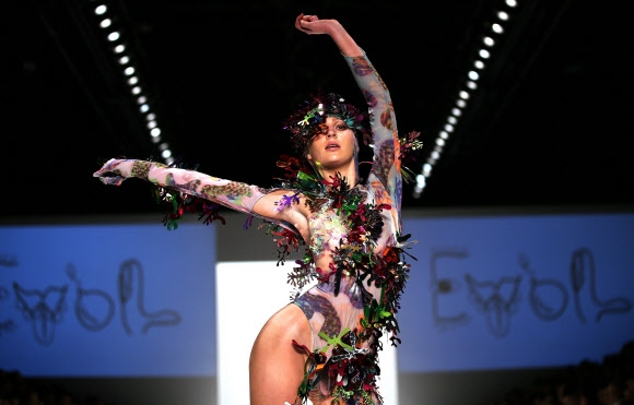 모델이 17일(현지시간) 호주 시드니에서 열린 ‘메르세데스-벤츠 패션 위크 호주’의 the Innovators Fashion Design Studio show 중 Evol의 작품을 선보이고 있다. EPA 연합뉴스