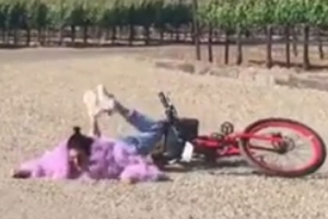 자전거 타다 고꾸라지는 켄달 제너 영상 화제