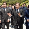 [서울포토] 시민들에게 인사하는 문재인 대통령