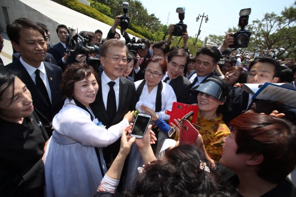 제37주년 5.18 광주민주화운동 기념식이 18일 오전 광주광역시 북구 운정동 국립 5.18 민주묘지에서 거행된 가운데 문재인 대통령이 추모객들을 만나고 있다.  광주 손형준 기자 boltagoo@seoul.co.kr