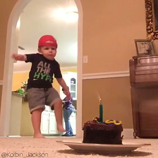 Korbin Jackson Instagram  2살짜리 축구 천재 코빈 잭슨(Korbin Jackso)의 생일 케이크 촛불 끄기