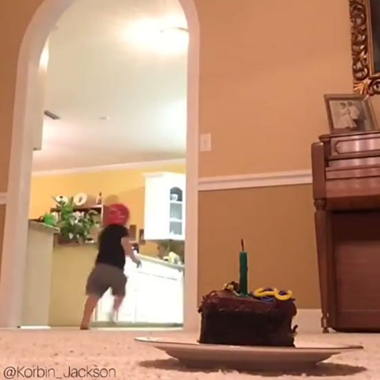 Korbin Jackson Instagram  2살짜리 축구 천재 코빈 잭슨(Korbin Jackso)의 생일 케이크 촛불 끄기