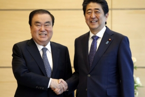 문희상 특사, 아베 면담…“대통령 친서에 위안부 합의 관련 내용 있다고 들어”