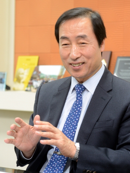 문석진 서대문구청장이 서울신문과의 인터뷰에서 “사람이 우선인 서대문구를 만들겠다”고 밝히고 있다.  안주영 기자jya@seoul.co.kr