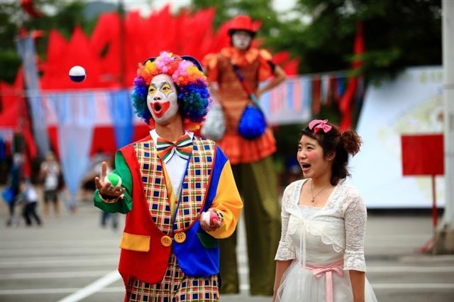 지난해 강원 춘천 도심에서 펼쳐진 마임축제장에서 관객들이 즐거워하고 있다. 춘천시 제공