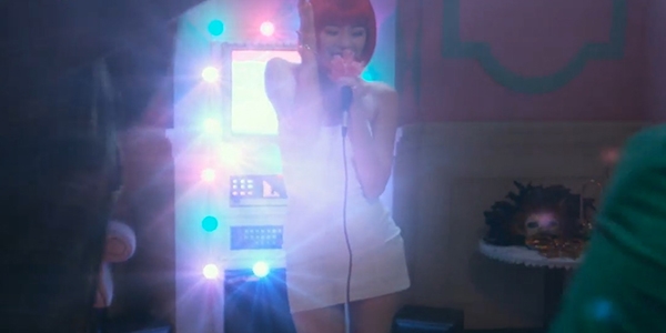 영화 ‘중독노래방’ 예고편의 한 장면.