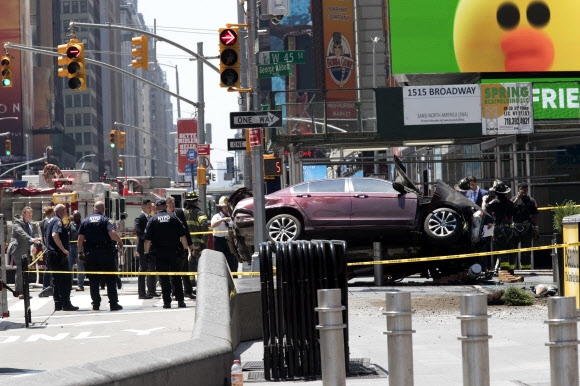 18일(현지시간) 미국 뉴욕의 타임스스퀘어에서 차량 한대가 보행자들 사이로 돌진해 최소 1명이 사망했다. AP 연합뉴스