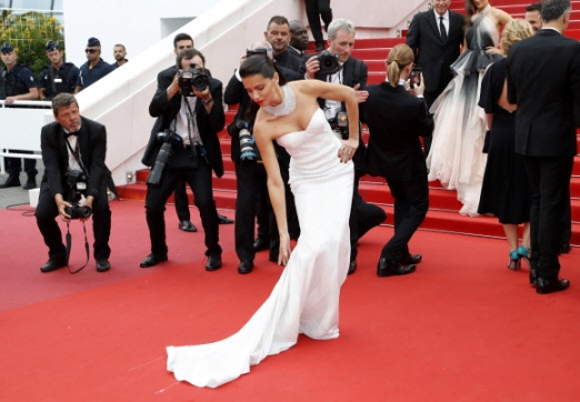 모델 아드리아나 리마가 18일(현지시간) 프랑스 칸에서 열린 ‘제70회 국제 영화제’ 레드카펫 위에서 포즈를 취하고 있다. AP 연합뉴스