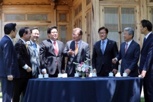 문 대통령 “내년 지방선거때 개헌 추진…사드는 신중하게”