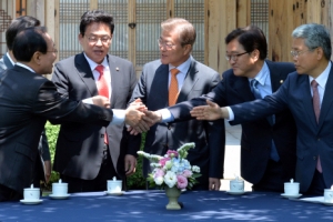 [서울포토] 문 대통령과 여야 원내대표 “손에 손 잡고”