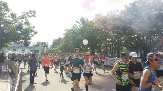 20일 서울 상암동 월드컵경기장에서 열린 제16회 서울신문 하프마라톤 대회에서 참가자들이 맑은 공기를 마시며 달리고 있다.