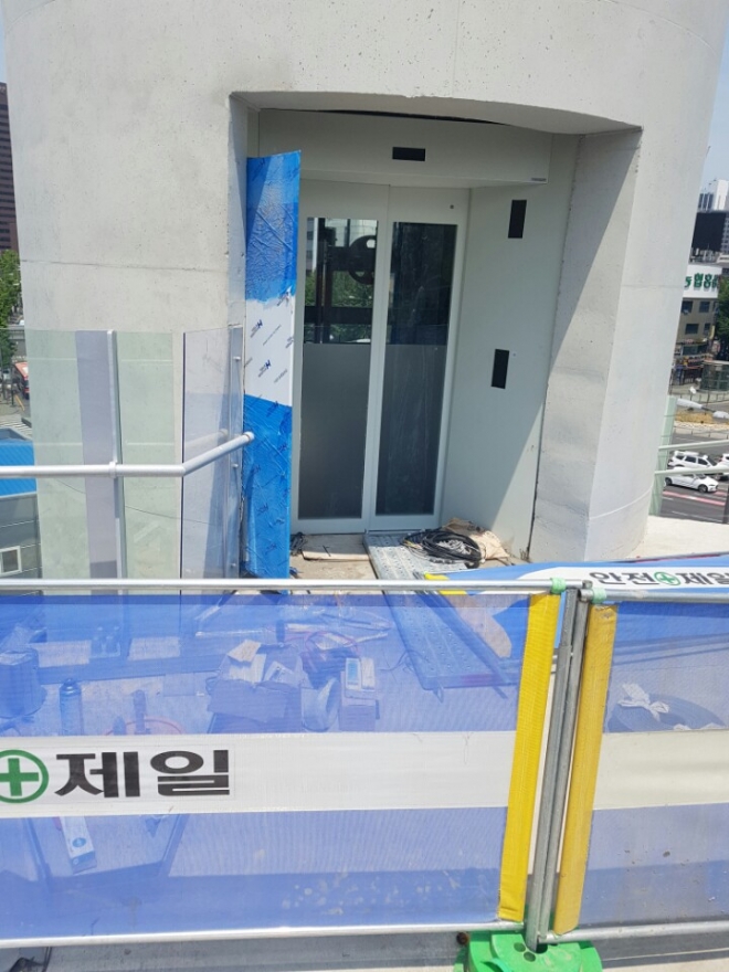 서울로 7017에 설치 된 엘리베이터가 운행을 하지 않고 있다.