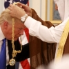 ‘오바마 허리굽혔다’ 맹비난한 트럼프, 훈장 받으며 고개만 까딱