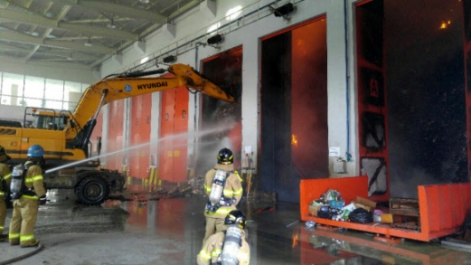 경기 이천 광역자원회수시설 화재…“쓰레기 4000여t 진화 수 시간”