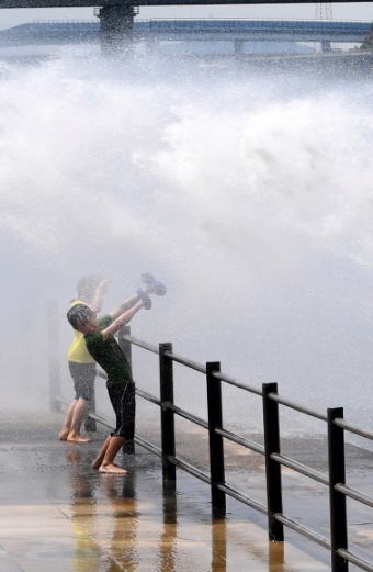 [서울포토] ‘물보라 맞아도 즐거워’